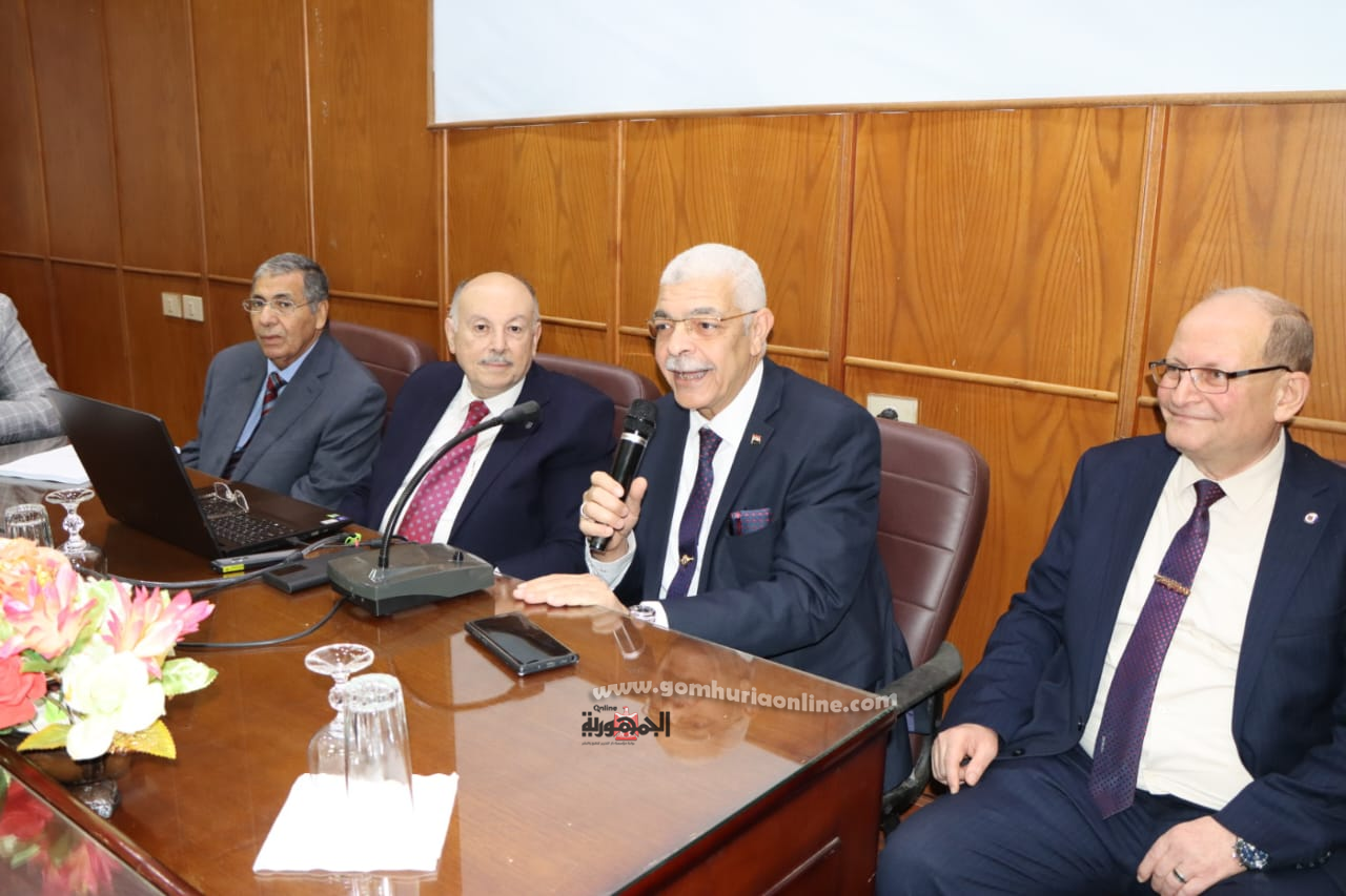 الدكتور أحمد القاصد خلال إجتماع لجنة قطاع العلوم الأساسية