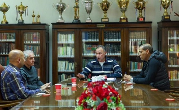 الخطيب خلال اجتماعه مع كولر وخالد بيبو