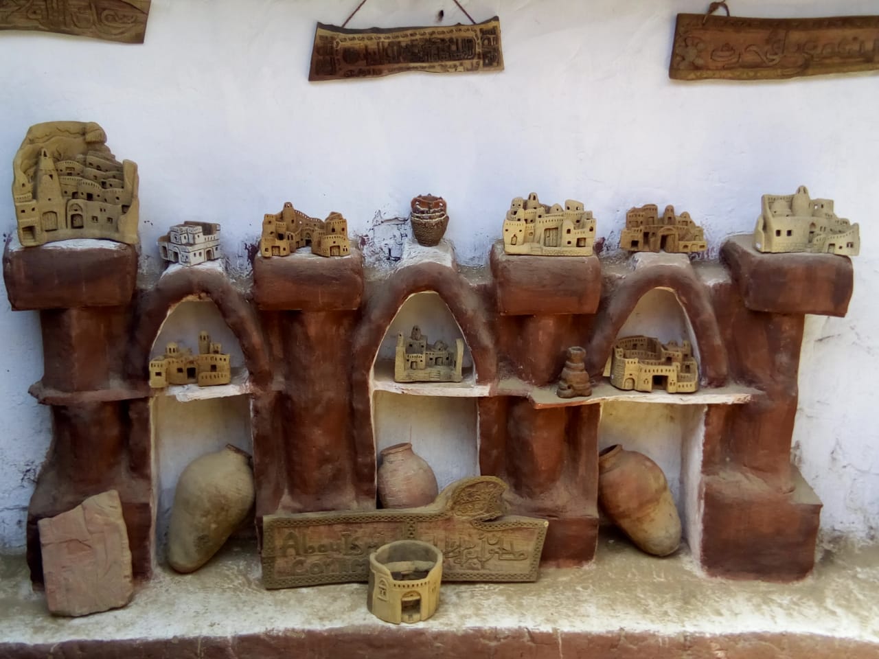 ٨ جمعيات حرفية بالوادى الجديد تشارك بعرض منتجاتها بمعهد المشاه