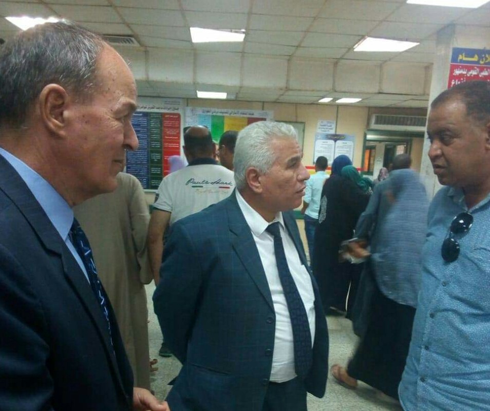وكيلي الصحة والتعليم يطمئنان علي طالب سقط من اعلى بلجنة الامتحانات بالبحيرة