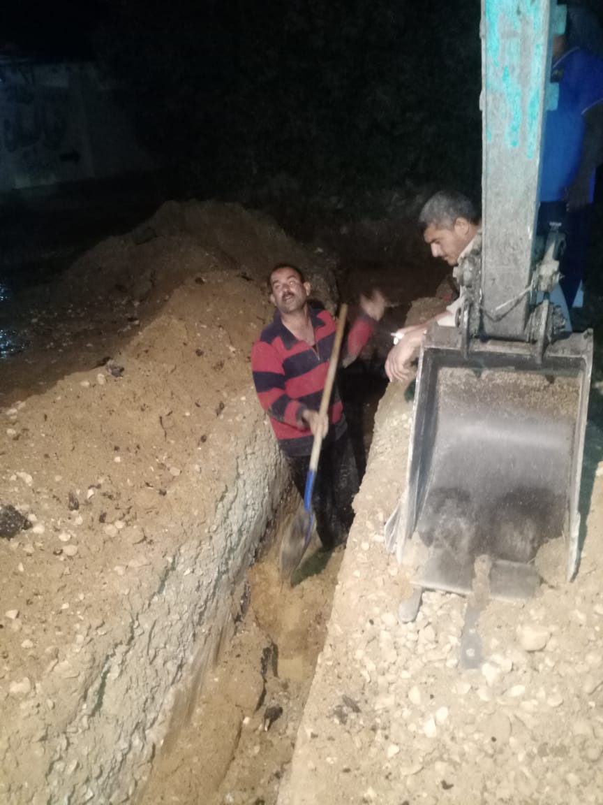 استمرار تطهير خزانات محطات المياه وإصلاح الكسور المفاجئة بالسويس 