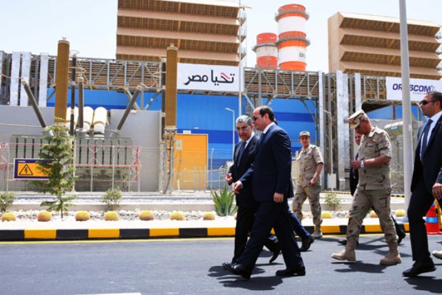 الرئيس أثناء إفتتاح أحد المشاريع الخدمية الكبرى