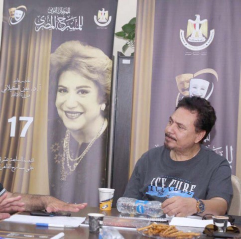 الفنان محمد رياض خلال الاجتماع