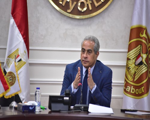 وزير العمل  حسن شحاتة