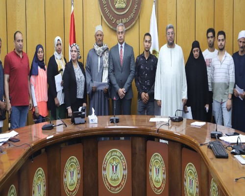 وزير العمل يسلم شيكات بمليون و295 ألفاجنيها لاسر عمالة غير منتظمة
