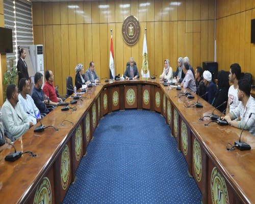 وزير العمل يسلم شيكات بمليون و295 ألفاجنيها لاسر عمالة غير منتظمة