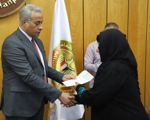 وزير العمل يسلم شيكات بمليون و295 ألفاجنيها لاسر عمالة غير منتظمة