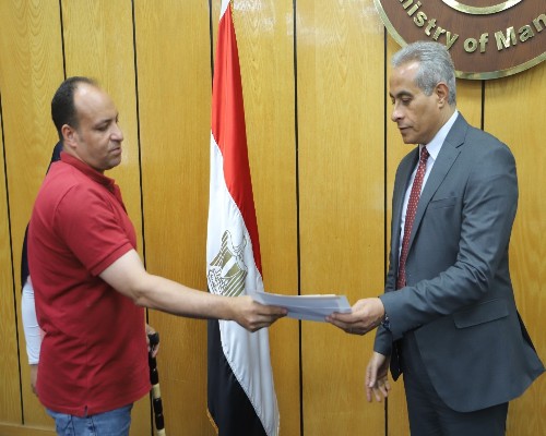 وزير العمل يسلم شيكات بمليون و295 ألفاجنيها لاسر عمالة غير منتظمة