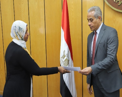 وزير العمل يسلم شيكات بمليون و295 ألفاجنيها لاسر عمالة غير منتظمة