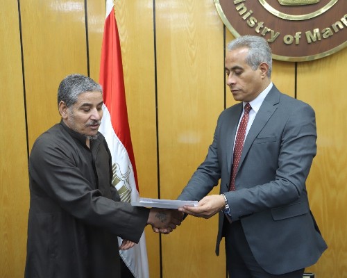 وزير العمل يسلم شيكات بمليون و295 ألفاجنيها لاسر عمالة غير منتظمة