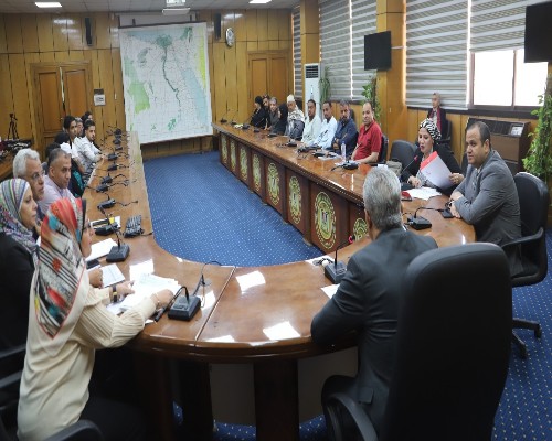 وزير العمل يسلم شيكات بمليون و295 ألفاجنيها لاسر عمالة غير منتظمة