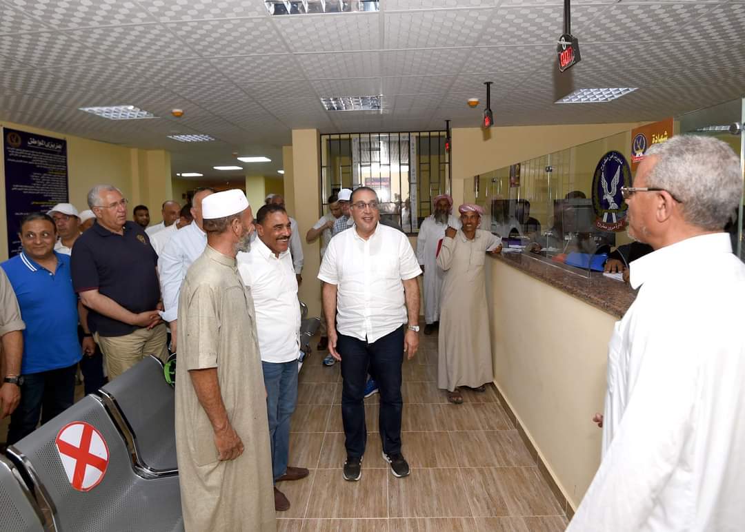 رئيس مجلس الوزراء يتفقد وحدة مرور سيوة