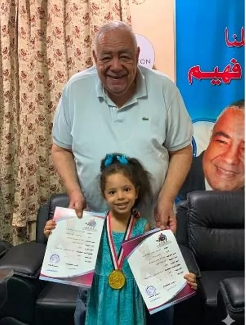  الدكتور عادل فهيم، رئيس الاتحاد المصري  لكمال الاجسام يكرم البطلة مهار محمد
