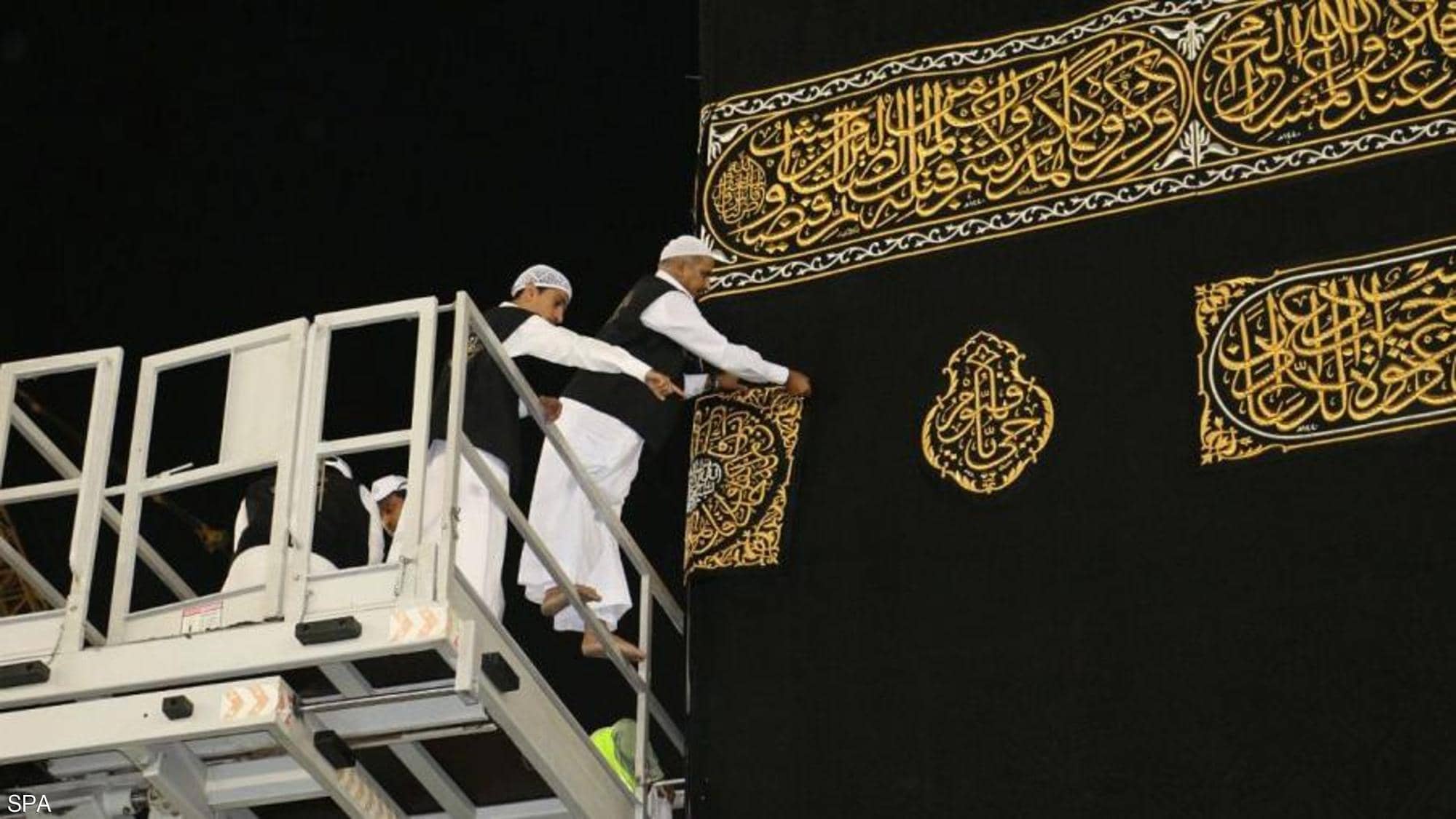  استبدال كسوة الكعبة المشرفة.. صور