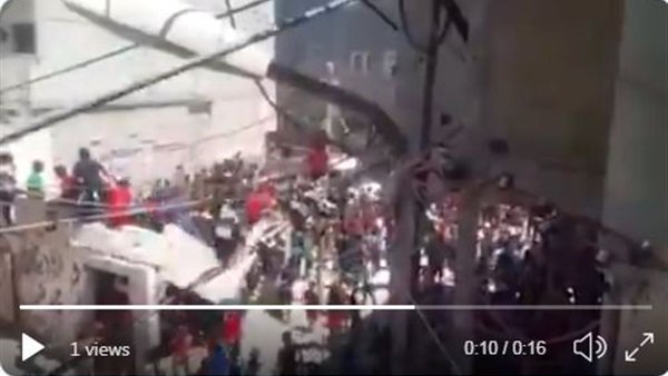 مصرع وإصابة 6 اطفال في انهيار مبنى اعتلاه اطفال لمشاهدة أضحية العيد