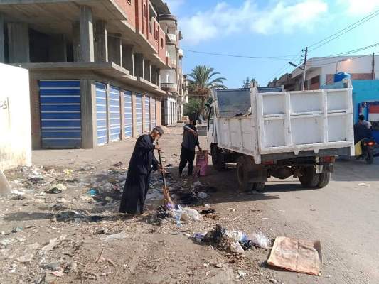  استمرار رفع كفاءة منظومة النظافة وأعمال رش المياه بشوارع مدينه سيدي سالم 