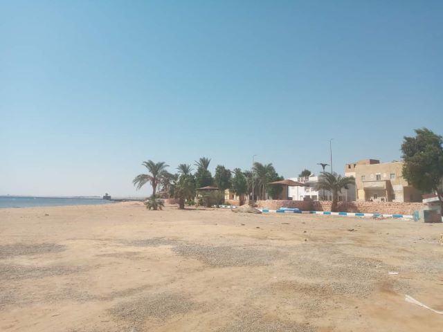 إستمرار أعمال التطوير بشاطئ وكورنيش مدينة القصير.. بالصور