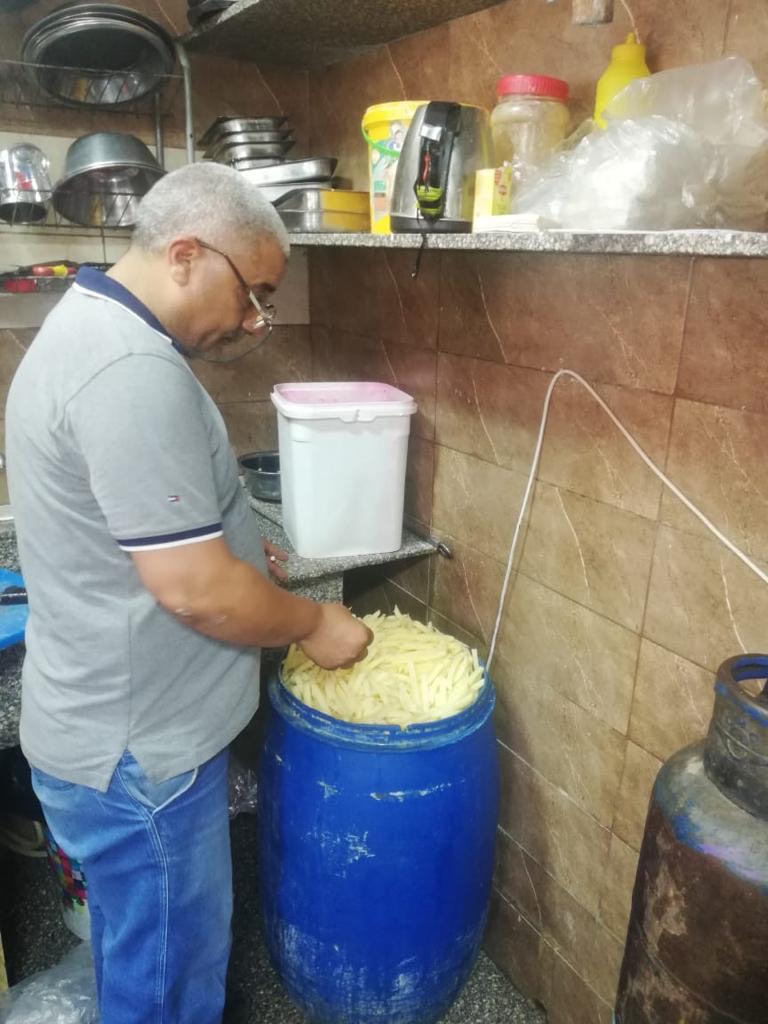 إعدام طن ونصف أغذية فاسدة وغلق 6 منشآت بها خطر داهم فى حملة تفتيشية لصحة الدقهلية