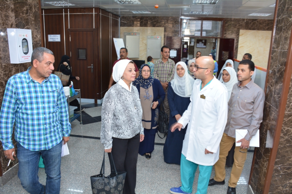 جامعة أسيوط تتابع استعدادات كلية طب الأسنان للعام الدراسي الجديد