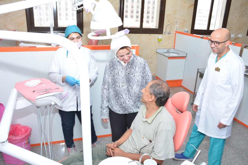 جامعة أسيوط تتابع استعدادات كلية طب الأسنان للعام الدراسي الجديد