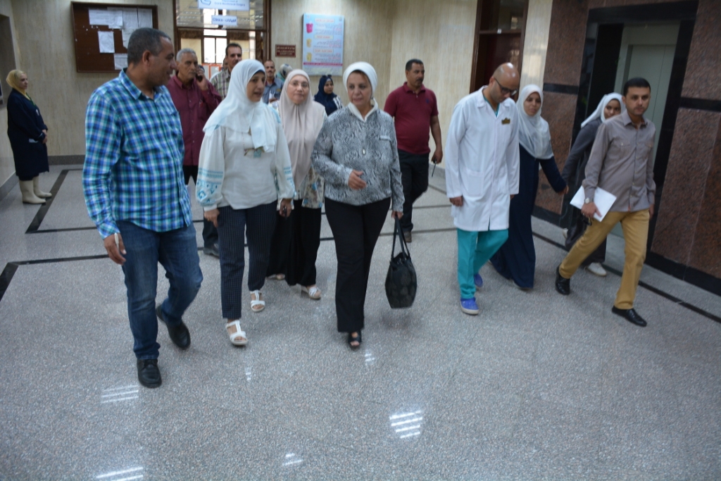 جامعة أسيوط تتابع استعدادات كلية طب الأسنان للعام الدراسي الجديد