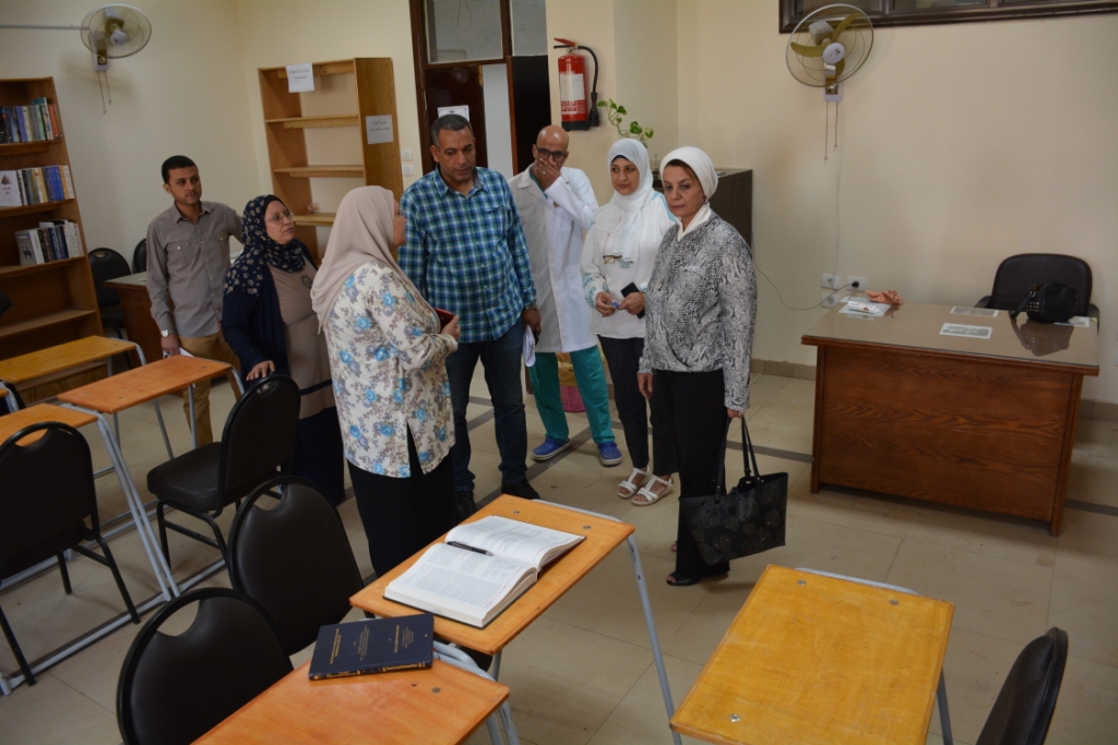 جامعة أسيوط تتابع استعدادات كلية طب الأسنان للعام الدراسي الجديد