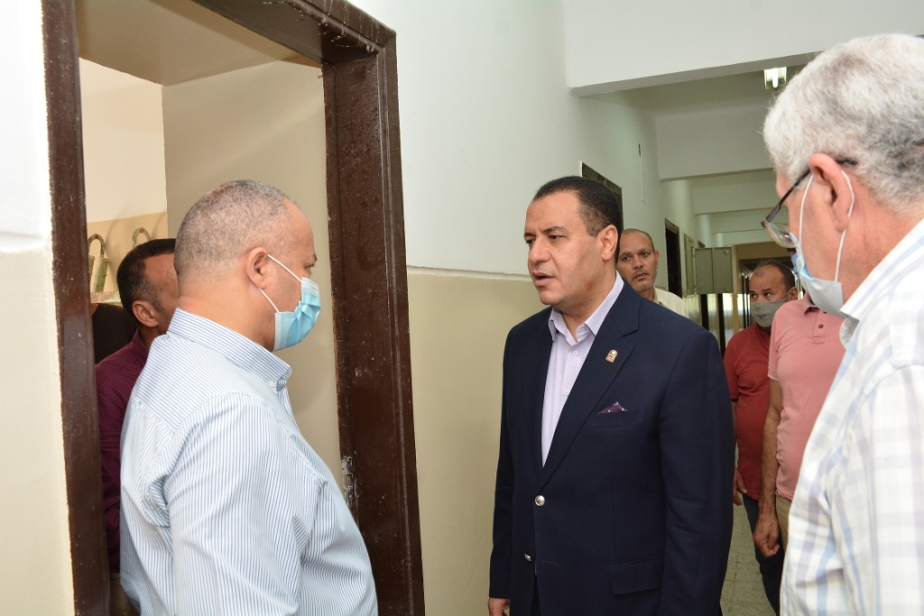 نائب رئيس جامعة أسيوط في زيارة مفاجئة بالوحدة السكنية (د) التابعة لقطاع الوفود الطلابية