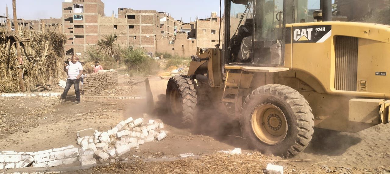 إزالة ١٠ حالات تعدى على ١٧٥٠ م من الأراضى بإسنا جنوب الأقصر 
