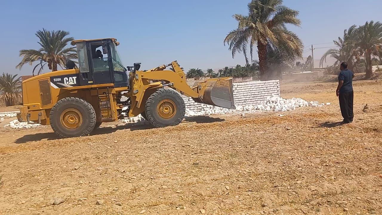 إزالة ١٠ حالات تعدى على ١٧٥٠ م من الأراضى بإسنا جنوب الأقصر 