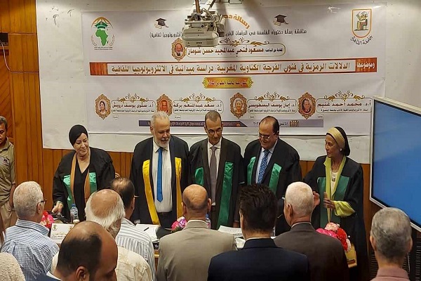 الشاعر الكبير مسعود شومان يتوسط لجنة المناقشة