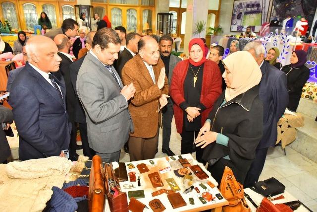 محافظ أسيوط يتفقد معرض المشغولات اليدوية والحرف التراثية