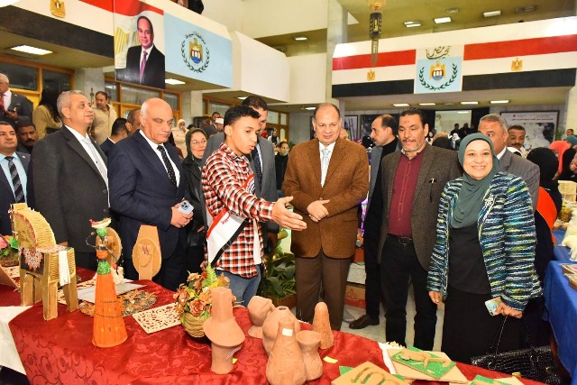 محافظ أسيوط يتفقد معرض المشغولات اليدوية والحرف التراثية