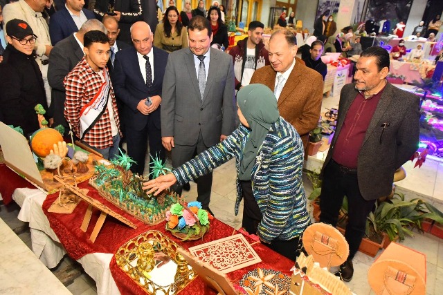 محافظ أسيوط يتفقد معرض المشغولات اليدوية والحرف التراثية