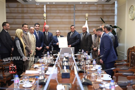 وزير التنمية المحلية يتسلم من الدكنور صفوت النحاس شهادة الأيزو العالمية لمركز سقارة للتدريب للعام الثانى على التوالي