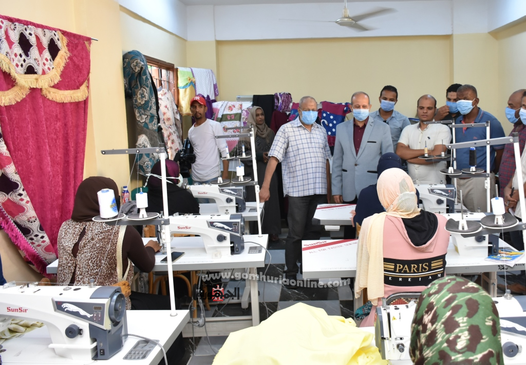 تحت شعار (حرفتك مستقبلك) وبرعاية محافظ أسوان .. تسليم ماكينات خياطة ضمن مشروع تطوير قرى أبو الريش