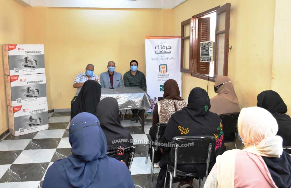 تحت شعار (حرفتك مستقبلك) وبرعاية محافظ أسوان .. تسليم ماكينات خياطة ضمن مشروع تطوير قرى أبو الريش