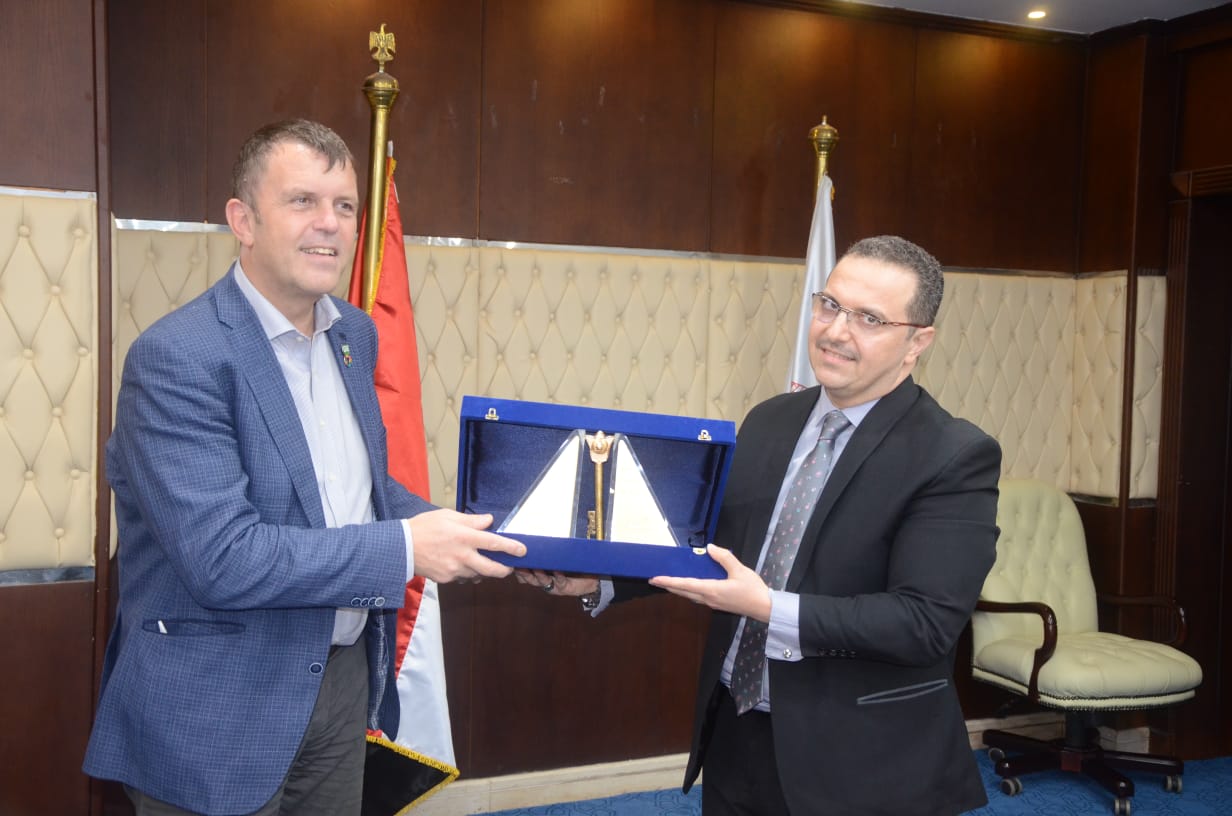 معاون وزير الإسكان يستقبل بطل العمل المناخي بانجلترا لبحث آليات التعاون