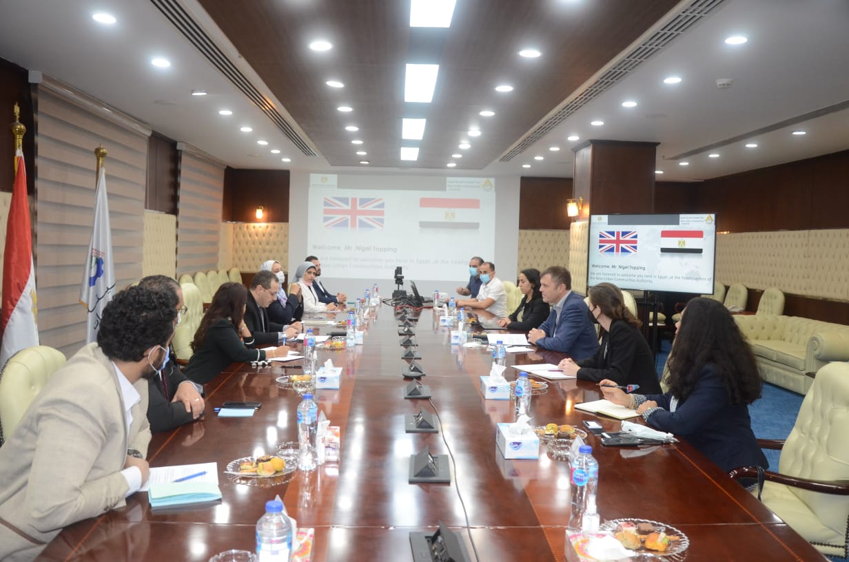 معاون وزير الإسكان يستقبل بطل العمل المناخي بانجلترا لبحث آليات التعاون