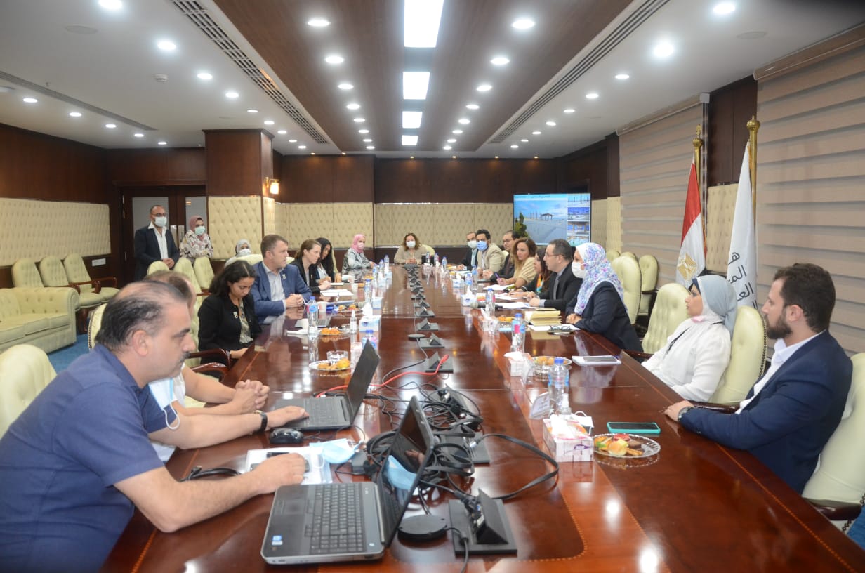 معاون وزير الإسكان يستقبل بطل العمل المناخي بانجلترا لبحث آليات التعاون