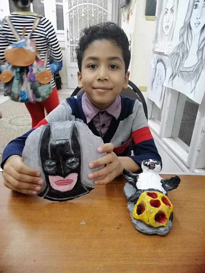 مهند.. موهبة لامعة فى الرسم والنحت .. صور