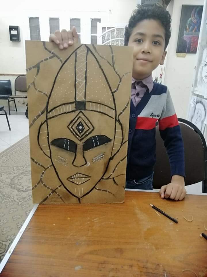 مهند.. موهبة لامعة فى الرسم والنحت .. صور