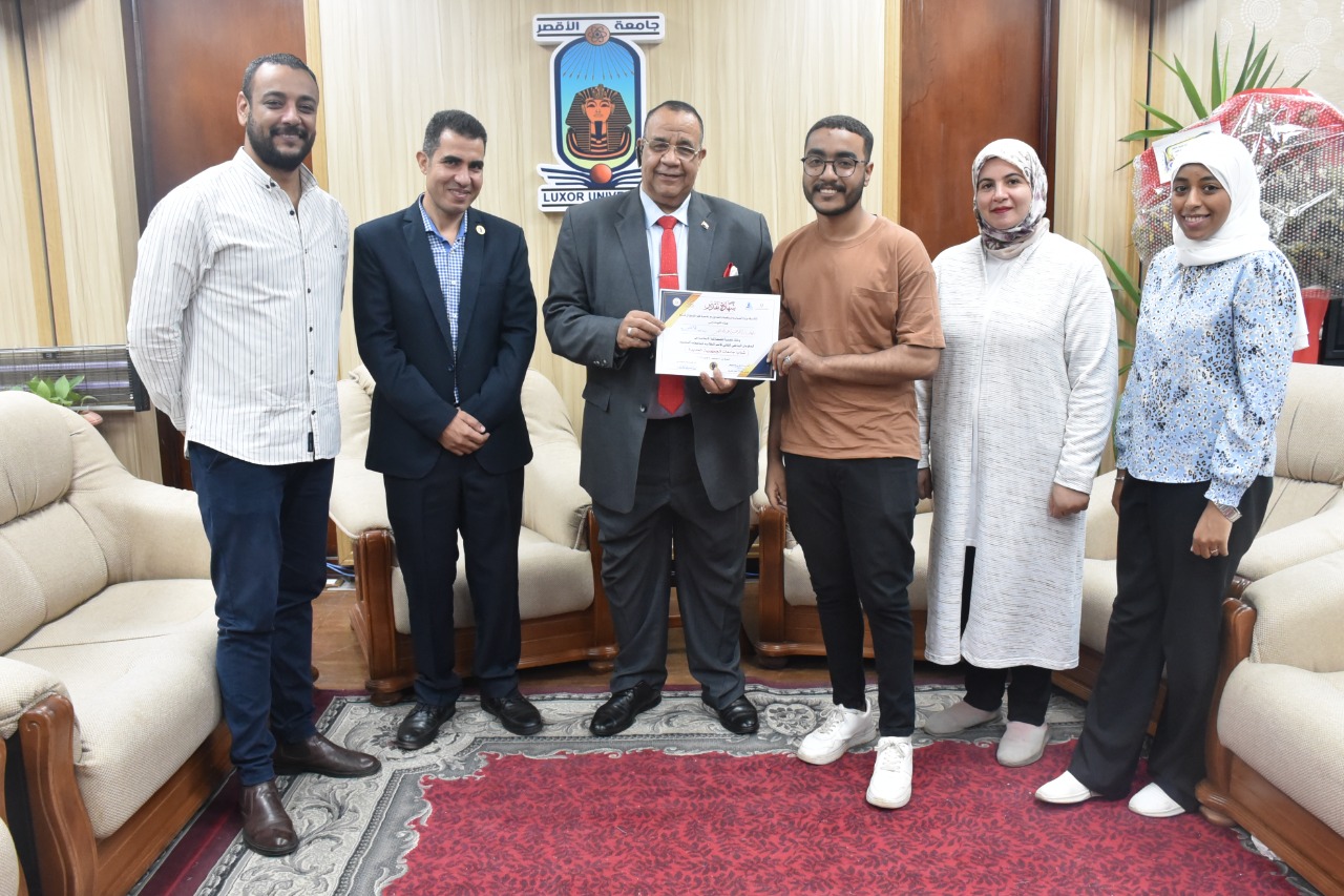رئيس جامعة الأقصر يكرم الطلاب الفائزين فى المهرجان الرياضى بالجامعات