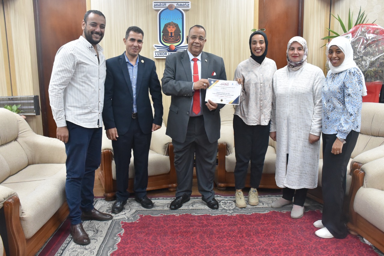 رئيس جامعة الأقصر يكرم الطلاب الفائزين فى المهرجان الرياضى بالجامعات