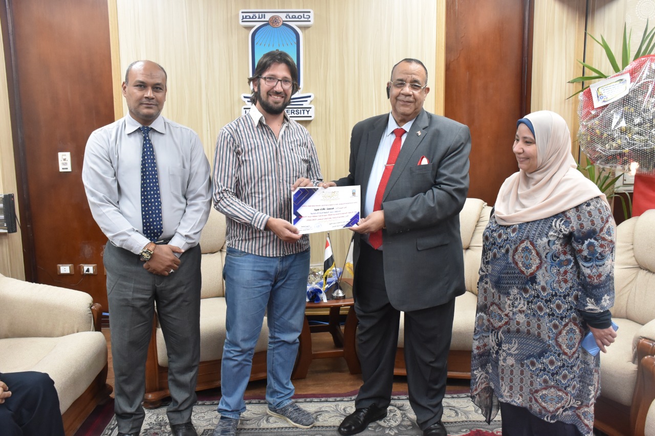 رئيس جامعة الأقصر يكرم الطلاب الفائزين فى المهرجان الرياضى بالجامعات
