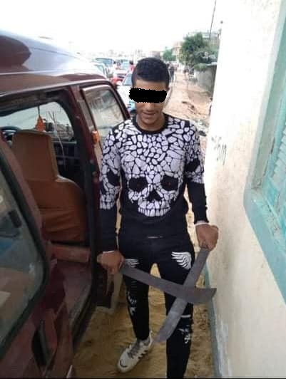 بلطجى عزبة الموظفين الفشنك  يظهر وهويحمل سيفين بيده