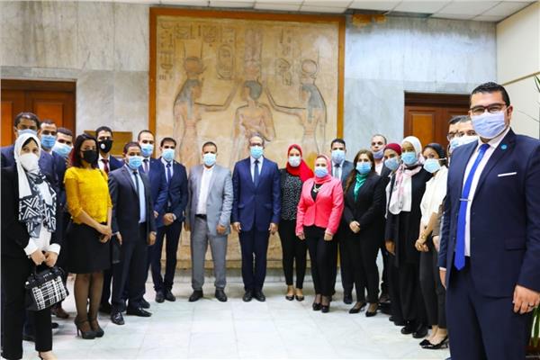 وزير الآثار يلتقي عددا من العاملين والحاصلين على ماجستير إدارة الأعمال الحكومي