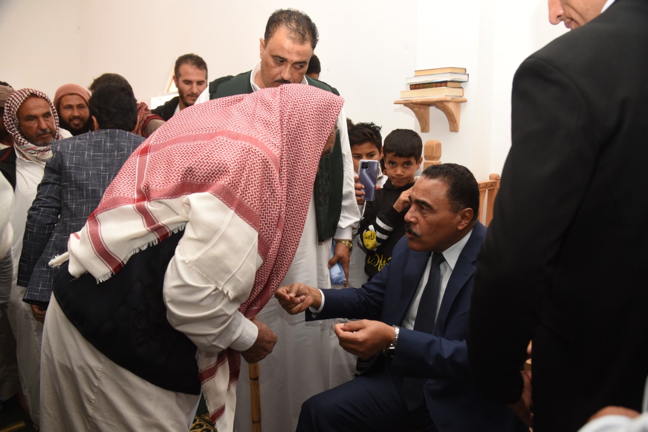 محافظ مطروح يلتقي اهالى تجمع عويشه ويستمع لمطالبهم بسملا