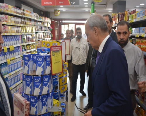 الهجان يتابع أسعار وتوافر السلع الأساسية بالسلاسل التجارية بالقنا