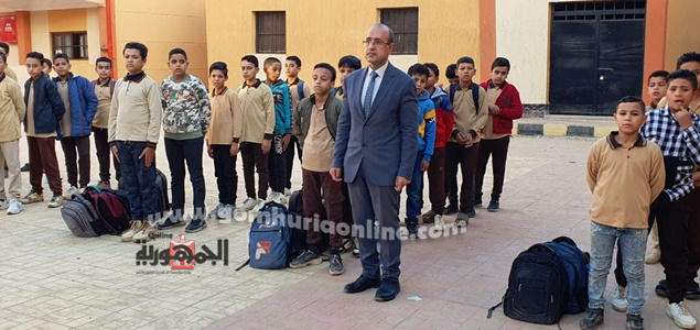 الدكتور محمد صلاح خلال حضوره طابور الصباح