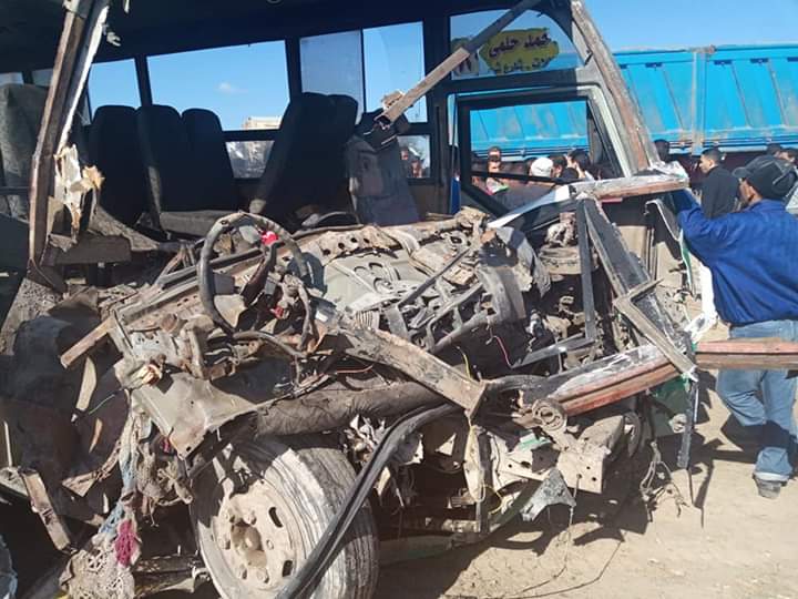 اصابة 16 شخص في حادث تصادم تريلا باتوبيس ركاب بالبحيرة